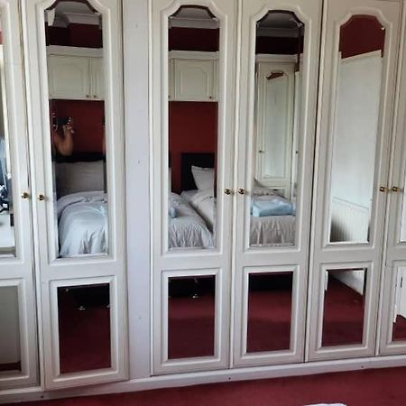 Cosy 4 Bed Home Едмънтън Екстериор снимка