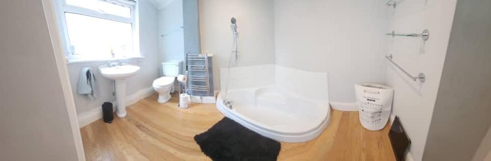 Cosy 4 Bed Home Едмънтън Екстериор снимка