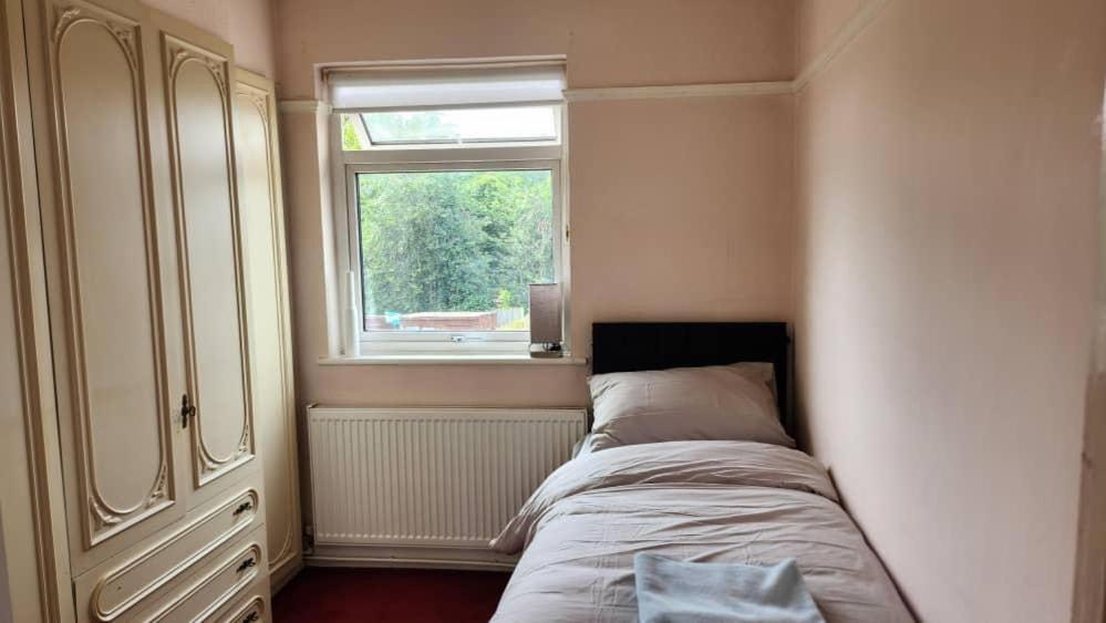 Cosy 4 Bed Home Едмънтън Екстериор снимка