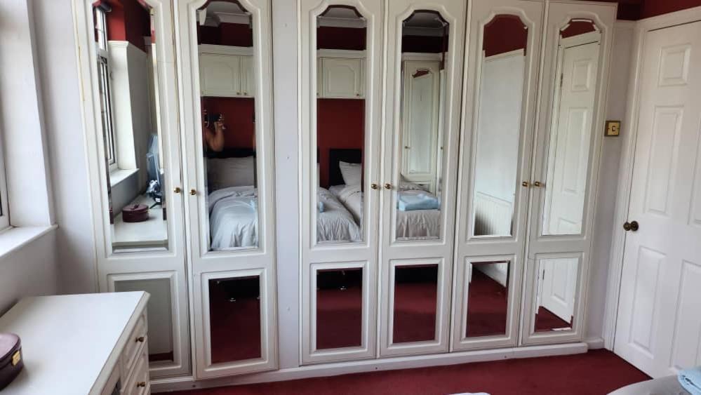 Cosy 4 Bed Home Едмънтън Екстериор снимка