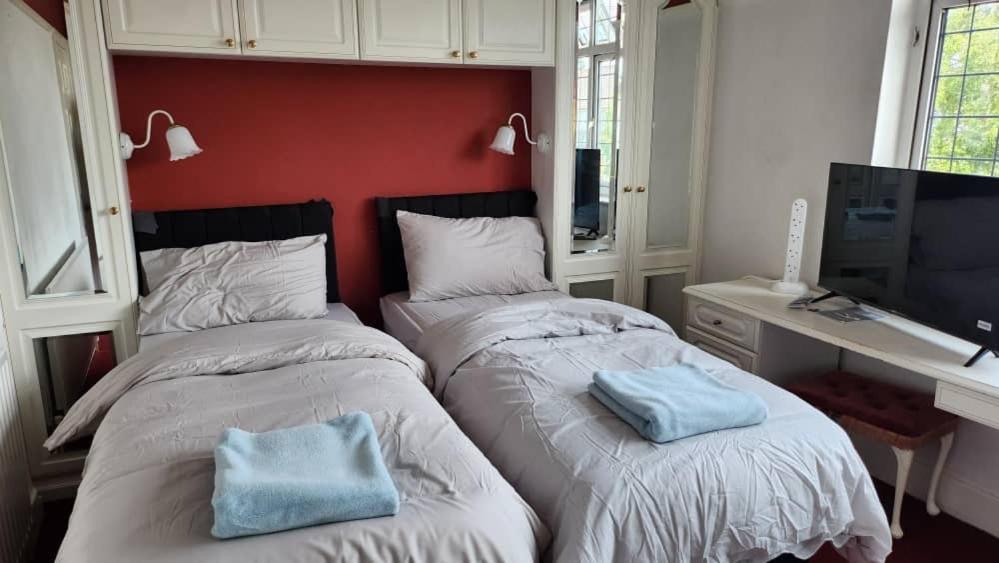 Cosy 4 Bed Home Едмънтън Екстериор снимка